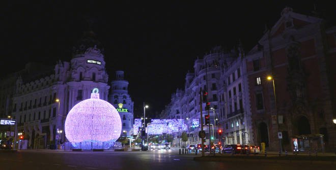 Bola luminosa de Navidad en Madrid