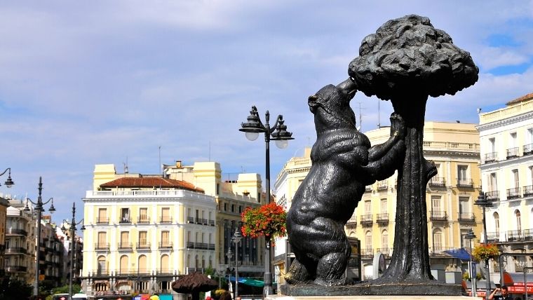 Puerta del Sol en Madrid estatua Oso y Madroño