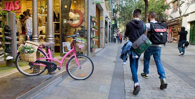Personas caminando de compras en Madrid