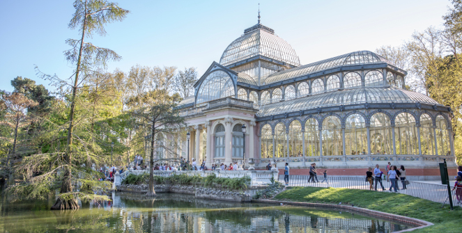 El Palacio de cristal, el corazón del Parque del Retiro, una localización idílica para hacer fotos en Madrid.