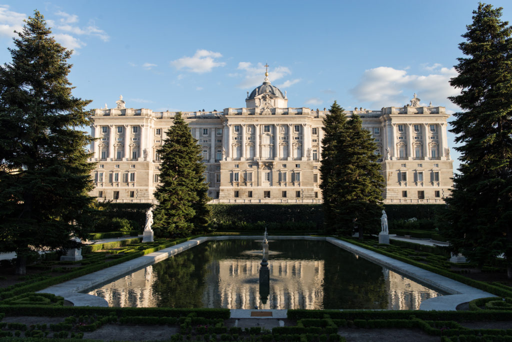 Vistas del Jardin de Sabatini con el Palacio Real de fondo, te sentirás de la realeza mientras te fotografian.