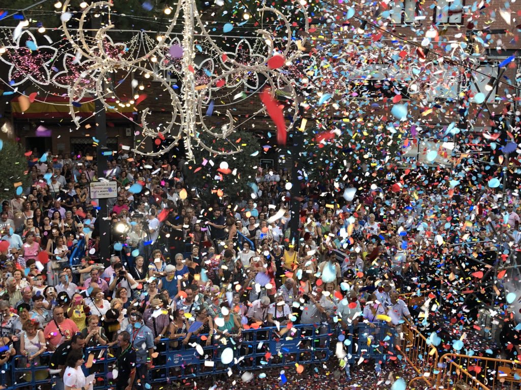 confeti en las fiestas patronales de alcorcón en madrid en septiembre